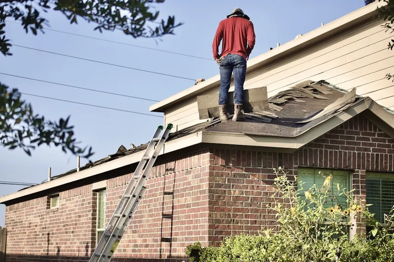 Professional roofer working on a residential roof in Verde